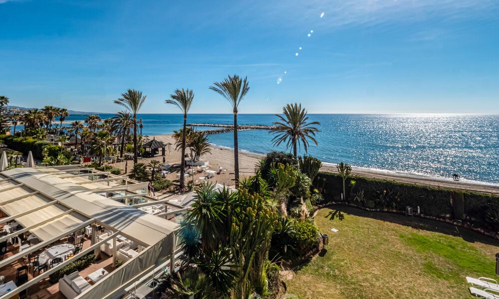 Auténtico apartamento de primera línea de playa en venta con vistas al mar y a un paso de Puerto Banús en Marbella 38621