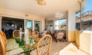 Auténtico apartamento de primera línea de playa en venta con vistas al mar y a un paso de Puerto Banús en Marbella 38622 