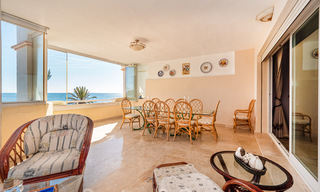 Auténtico apartamento de primera línea de playa en venta con vistas al mar y a un paso de Puerto Banús en Marbella 38624 