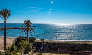 Auténtico apartamento de primera línea de playa en venta con vistas al mar y a un paso de Puerto Banús en Marbella 38625 