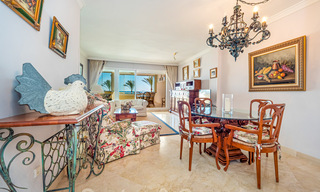 Auténtico apartamento de primera línea de playa en venta con vistas al mar y a un paso de Puerto Banús en Marbella 38628 