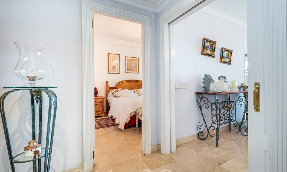 Auténtico apartamento de primera línea de playa en venta con vistas al mar y a un paso de Puerto Banús en Marbella 38629
