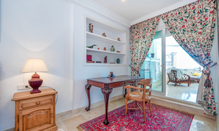 Auténtico apartamento de primera línea de playa en venta con vistas al mar y a un paso de Puerto Banús en Marbella 38634 