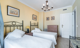 Auténtico apartamento de primera línea de playa en venta con vistas al mar y a un paso de Puerto Banús en Marbella 38644 