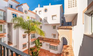 Auténtico apartamento de primera línea de playa en venta con vistas al mar y a un paso de Puerto Banús en Marbella 38645 