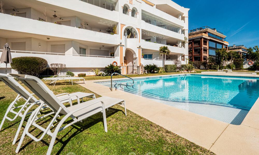 Auténtico apartamento de primera línea de playa en venta con vistas al mar y a un paso de Puerto Banús en Marbella 38652
