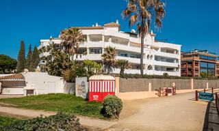 Auténtico apartamento de primera línea de playa en venta con vistas al mar y a un paso de Puerto Banús en Marbella 38658 