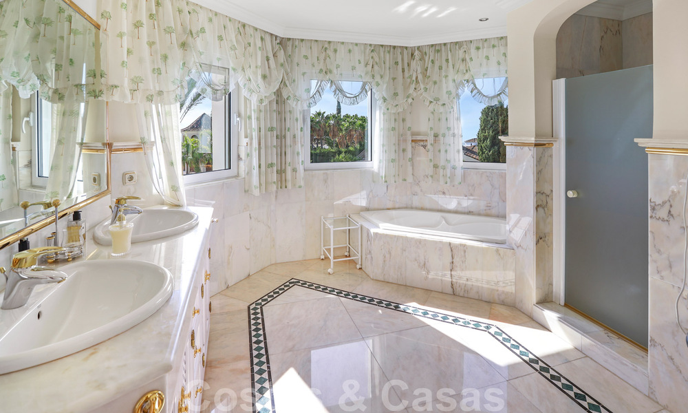 Lujosa villa de estilo clásico español en venta con vistas panorámicas al mar en Benahavis - Marbella 38734