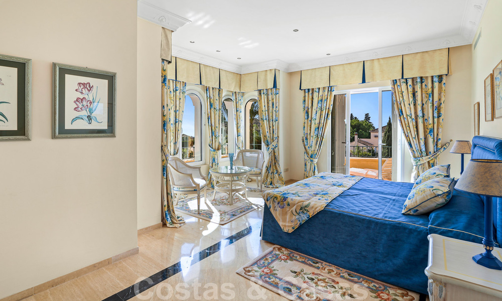 Lujosa villa de estilo clásico español en venta con vistas panorámicas al mar en Benahavis - Marbella 38737