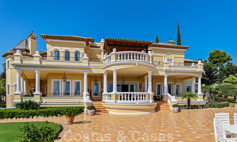 Lujosa villa de estilo clásico español en venta con vistas panorámicas al mar en Benahavis - Marbella 38767