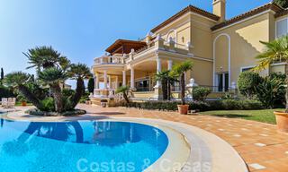Lujosa villa de estilo clásico español en venta con vistas panorámicas al mar en Benahavis - Marbella 38771 