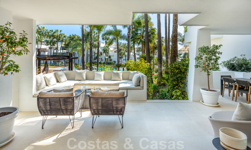 Lujoso apartamento contemporáneo renovado con impresionantes vistas al jardín, en venta en Puente Romano - Milla de Oro de Marbella 38913
