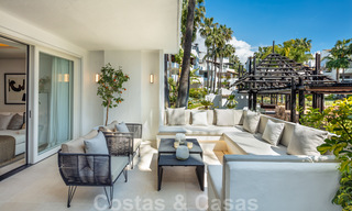 Lujoso apartamento contemporáneo renovado con impresionantes vistas al jardín, en venta en Puente Romano - Milla de Oro de Marbella 38915 