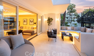 Lujoso apartamento contemporáneo renovado con impresionantes vistas al jardín, en venta en Puente Romano - Milla de Oro de Marbella 38933 
