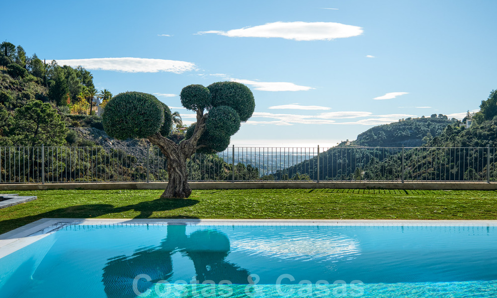 Majestuosa y contemporánea villa mediterránea de lujo en venta con vistas al mar en la exclusiva zona de El Madroñal en Benahavis - Marbella 38840