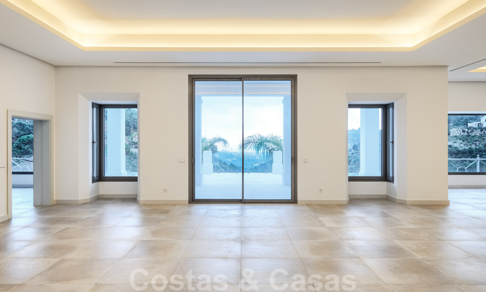 Majestuosa y contemporánea villa mediterránea de lujo en venta con vistas al mar en la exclusiva zona de El Madroñal en Benahavis - Marbella 38850