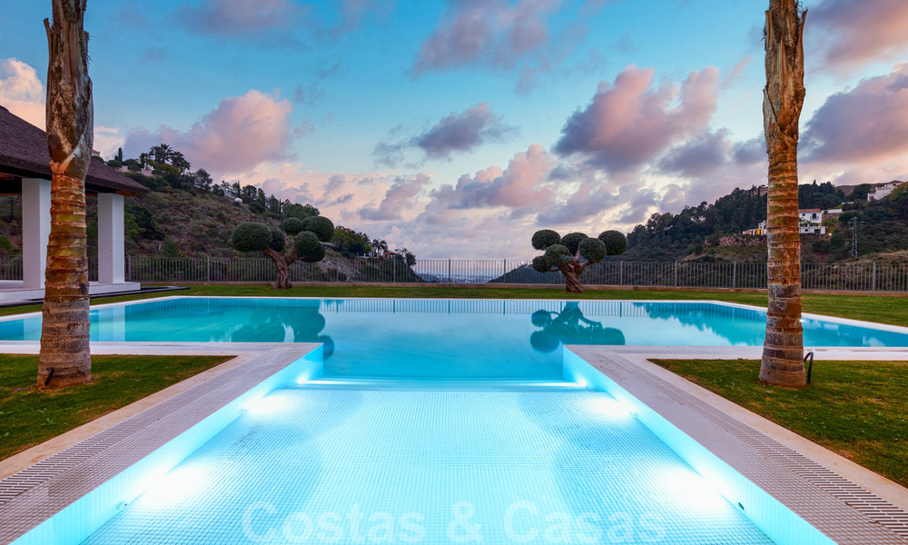 Majestuosa y contemporánea villa mediterránea de lujo en venta con vistas al mar en la exclusiva zona de El Madroñal en Benahavis - Marbella 38855