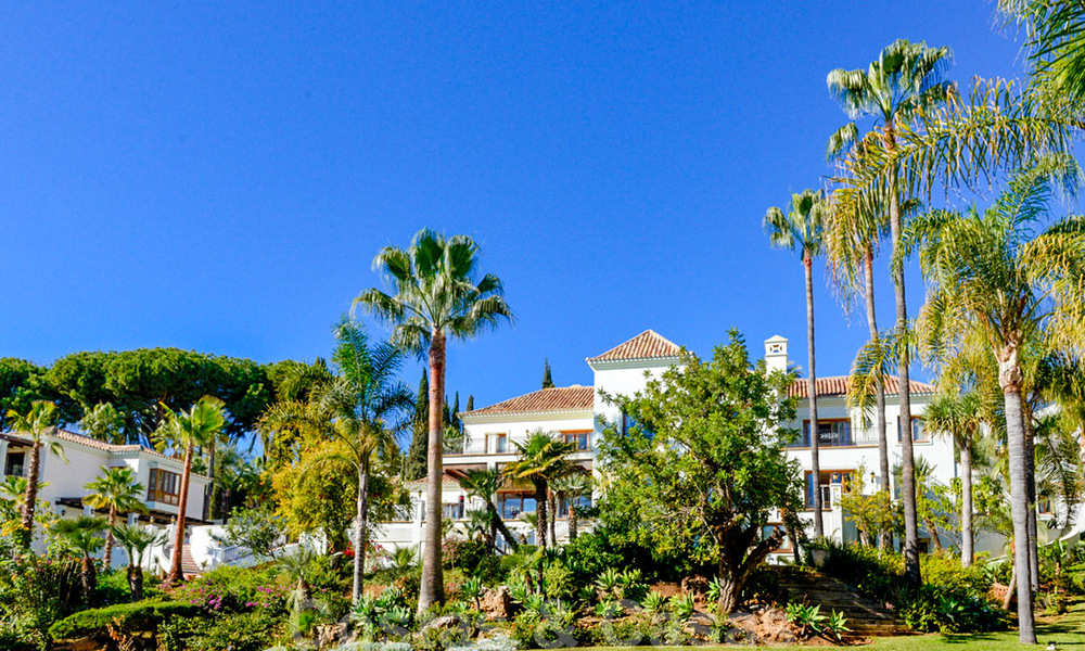 Majestuosa propiedad palaciega en venta casita de invitados independiente y total privacidad rodeada de campos de golf en Benahavis - Marbella 38984