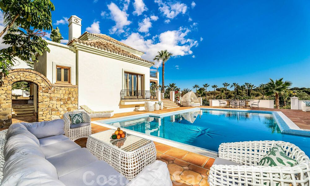 Majestuosa propiedad palaciega en venta casita de invitados independiente y total privacidad rodeada de campos de golf en Benahavis - Marbella 38989