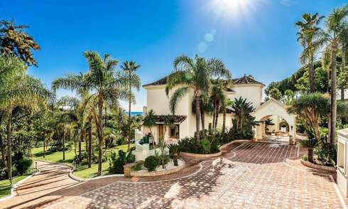 Majestuosa propiedad palaciega en venta casita de invitados independiente y total privacidad rodeada de campos de golf en Benahavis - Marbella 38994