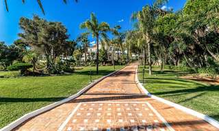 Majestuosa propiedad palaciega en venta casita de invitados independiente y total privacidad rodeada de campos de golf en Benahavis - Marbella 38998 