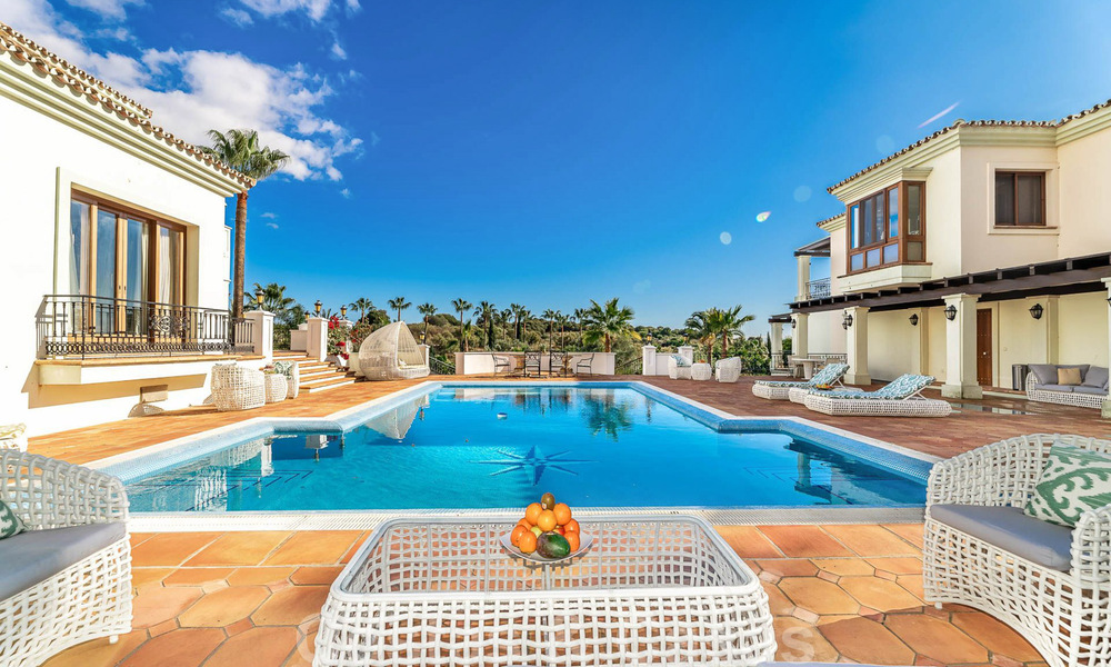 Majestuosa propiedad palaciega en venta casita de invitados independiente y total privacidad rodeada de campos de golf en Benahavis - Marbella 39000