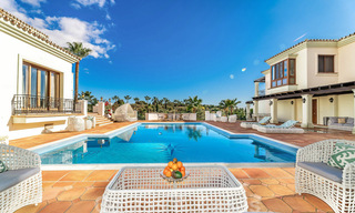 Majestuosa propiedad palaciega en venta casita de invitados independiente y total privacidad rodeada de campos de golf en Benahavis - Marbella 39000 