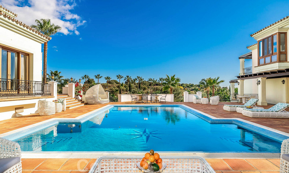 Majestuosa propiedad palaciega en venta casita de invitados independiente y total privacidad rodeada de campos de golf en Benahavis - Marbella 39001
