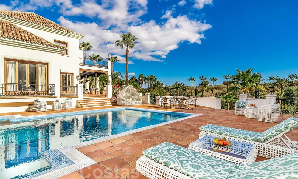 Majestuosa propiedad palaciega en venta casita de invitados independiente y total privacidad rodeada de campos de golf en Benahavis - Marbella 39002