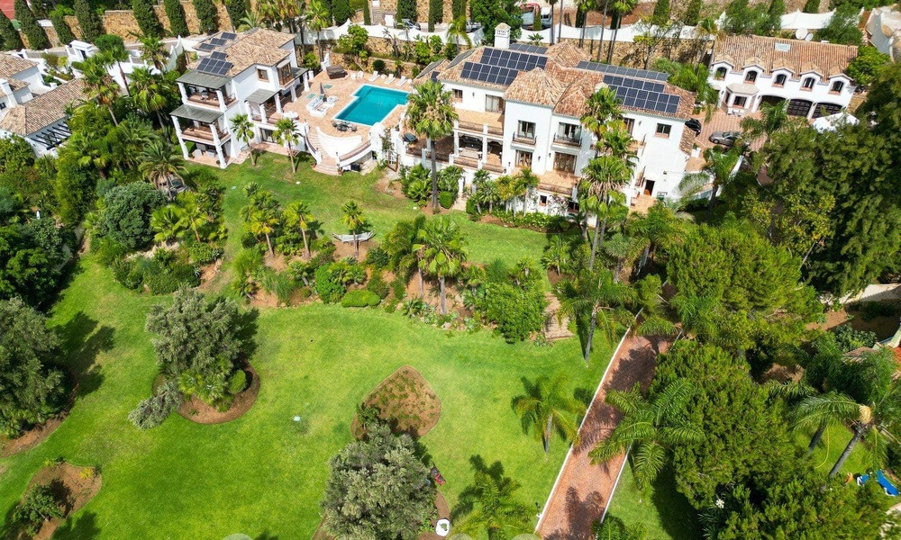 Majestuosa propiedad palaciega en venta casita de invitados independiente y total privacidad rodeada de campos de golf en Benahavis - Marbella 55924