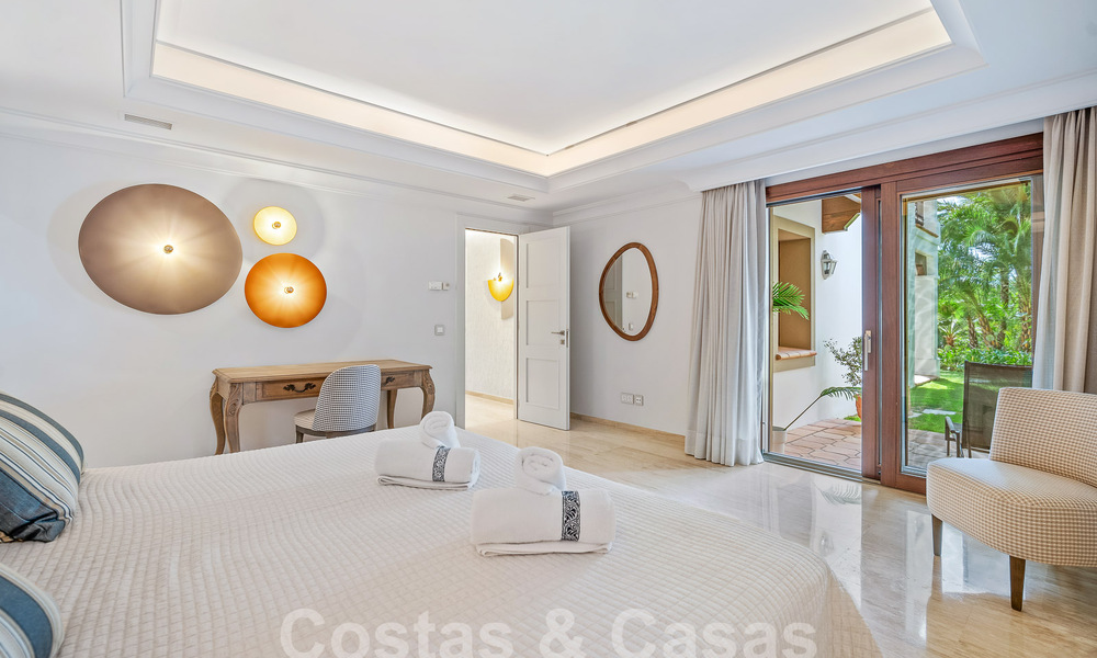 Majestuosa propiedad palaciega en venta casita de invitados independiente y total privacidad rodeada de campos de golf en Benahavis - Marbella 55930