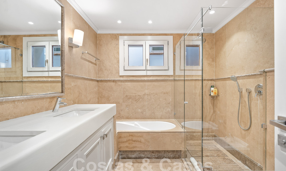 Majestuosa propiedad palaciega en venta casita de invitados independiente y total privacidad rodeada de campos de golf en Benahavis - Marbella 55931