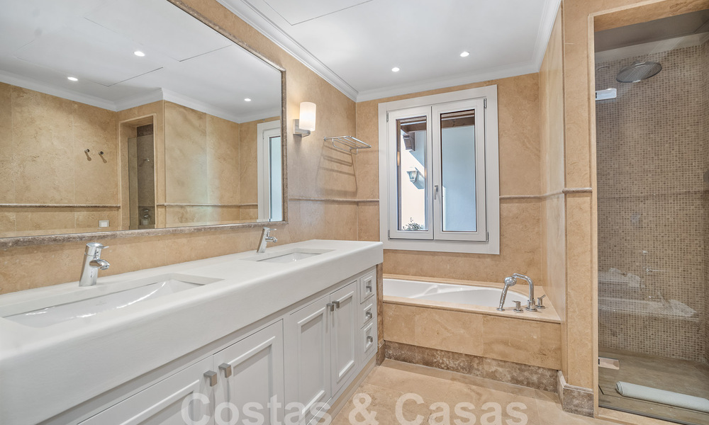 Majestuosa propiedad palaciega en venta casita de invitados independiente y total privacidad rodeada de campos de golf en Benahavis - Marbella 55933