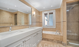 Majestuosa propiedad palaciega en venta casita de invitados independiente y total privacidad rodeada de campos de golf en Benahavis - Marbella 55933 