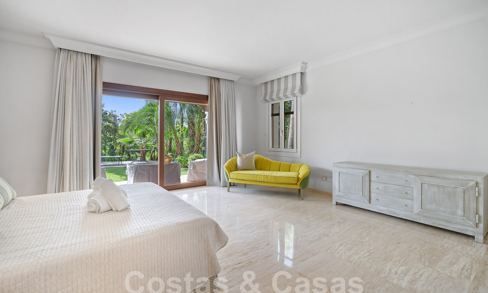Majestuosa propiedad palaciega en venta casita de invitados independiente y total privacidad rodeada de campos de golf en Benahavis - Marbella 55934