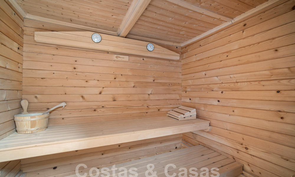 Majestuosa propiedad palaciega en venta casita de invitados independiente y total privacidad rodeada de campos de golf en Benahavis - Marbella 55942