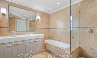 Majestuosa propiedad palaciega en venta casita de invitados independiente y total privacidad rodeada de campos de golf en Benahavis - Marbella 55945 