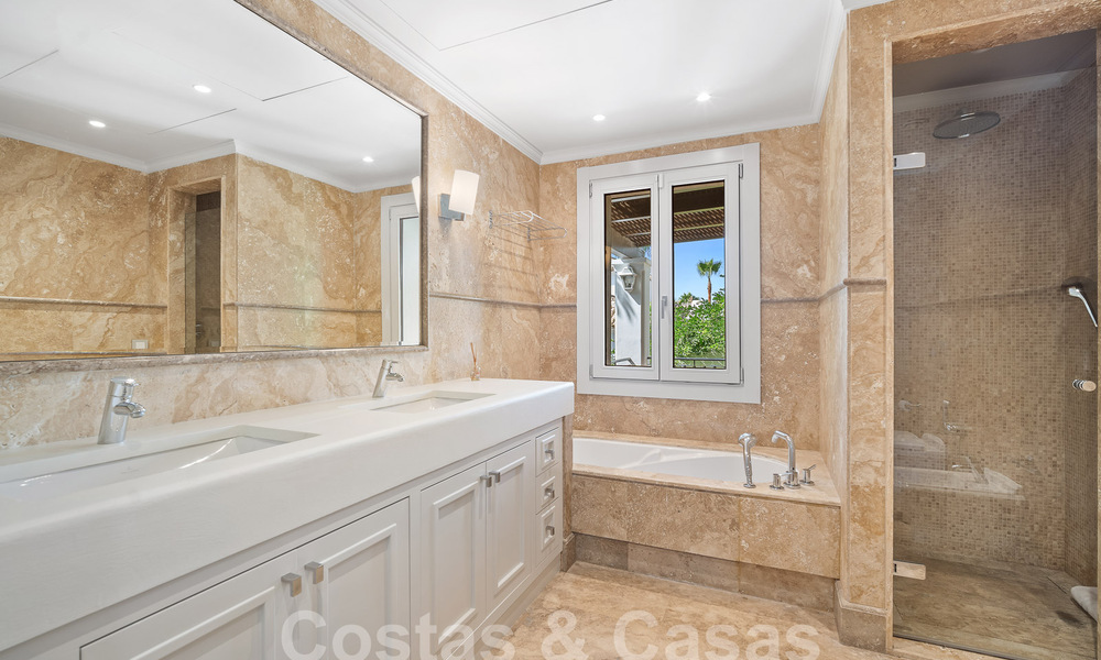 Majestuosa propiedad palaciega en venta casita de invitados independiente y total privacidad rodeada de campos de golf en Benahavis - Marbella 55946