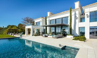 Prestigiosa y contemporánea villa mediterránea en venta, en primera línea de golf en un resort de cinco estrellas en Benahavis - Marbella 39012 