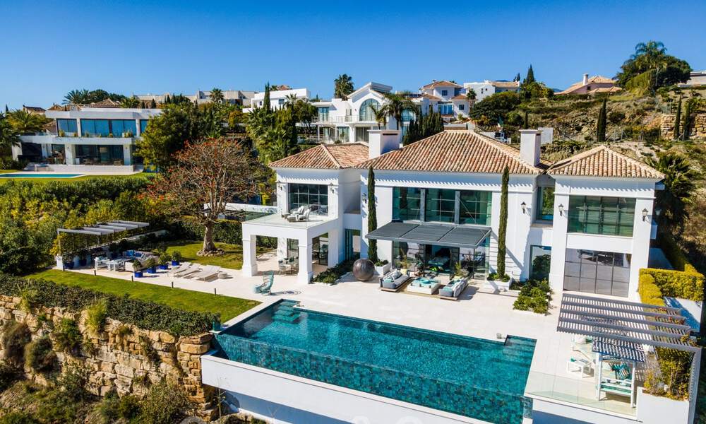 Prestigiosa y contemporánea villa mediterránea en venta, en primera línea de golf en un resort de cinco estrellas en Benahavis - Marbella 39015