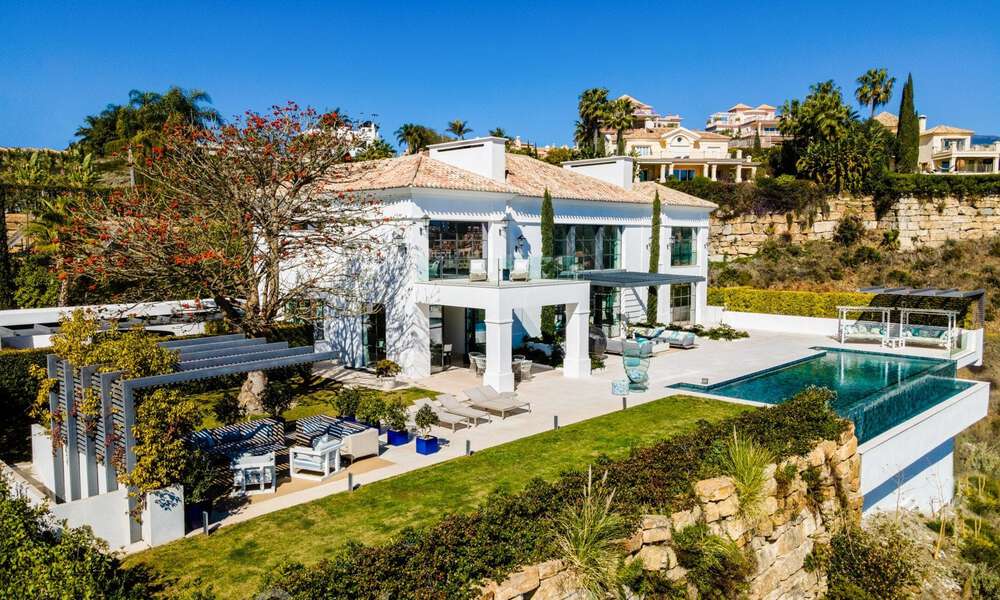 Prestigiosa y contemporánea villa mediterránea en venta, en primera línea de golf en un resort de cinco estrellas en Benahavis - Marbella 39018