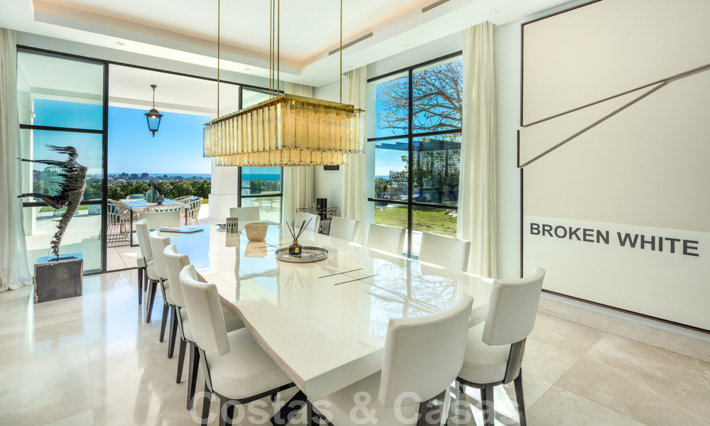 Prestigiosa y contemporánea villa mediterránea en venta, en primera línea de golf en un resort de cinco estrellas en Benahavis - Marbella 39023