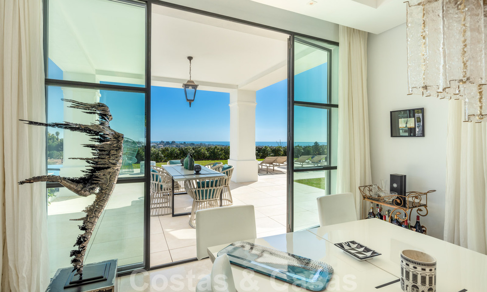 Prestigiosa y contemporánea villa mediterránea en venta, en primera línea de golf en un resort de cinco estrellas en Benahavis - Marbella 39025