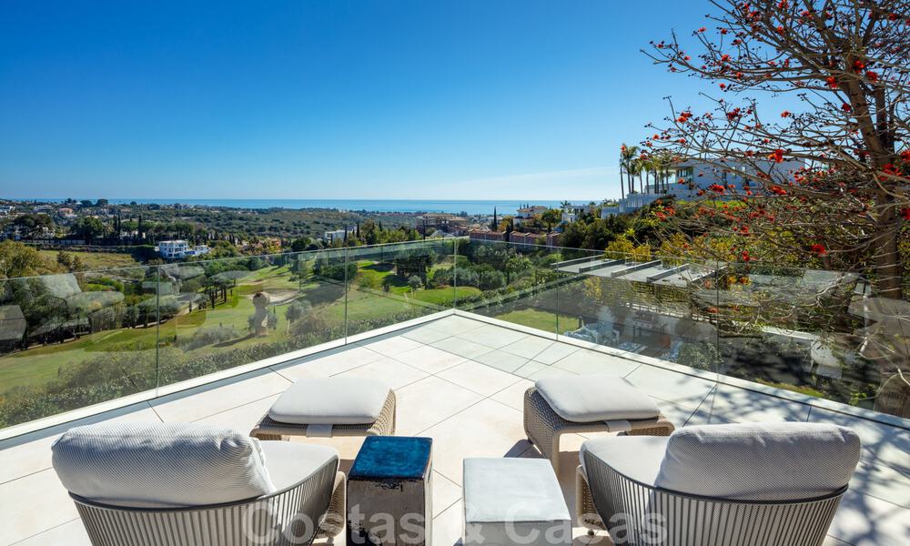 Prestigiosa y contemporánea villa mediterránea en venta, en primera línea de golf en un resort de cinco estrellas en Benahavis - Marbella 39028