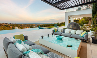 Prestigiosa y contemporánea villa mediterránea en venta, en primera línea de golf en un resort de cinco estrellas en Benahavis - Marbella 39040 