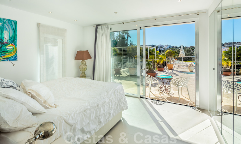 Villa de lujo contemporánea, excelentemente ubicada, en venta en una zona residencial vigilada, en primera línea de golf de Las Brisas en Nueva Andalucía, Marbella 39047