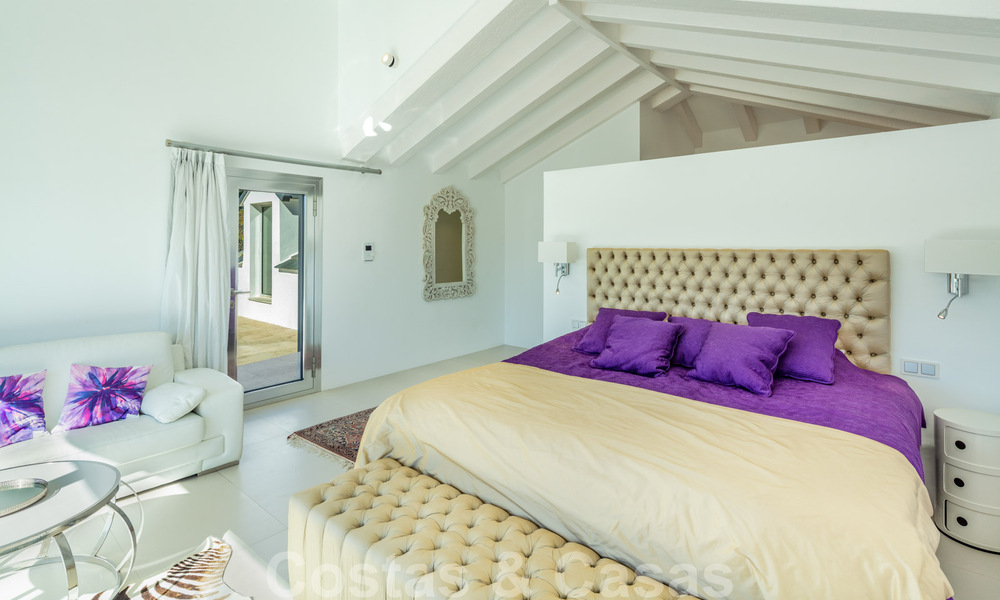 Villa de lujo contemporánea, excelentemente ubicada, en venta en una zona residencial vigilada, en primera línea de golf de Las Brisas en Nueva Andalucía, Marbella 39051