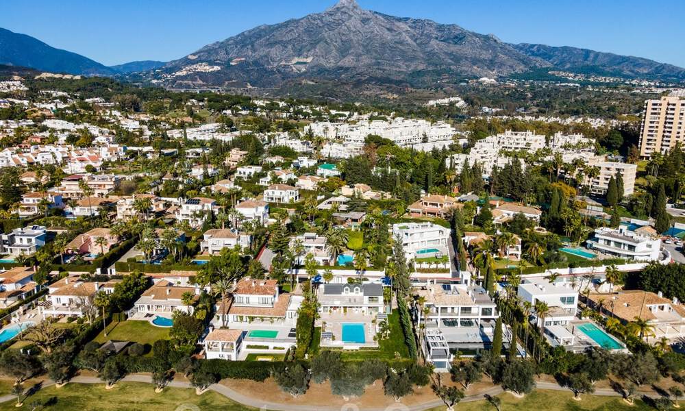 Villa de lujo contemporánea, excelentemente ubicada, en venta en una zona residencial vigilada, en primera línea de golf de Las Brisas en Nueva Andalucía, Marbella 39052