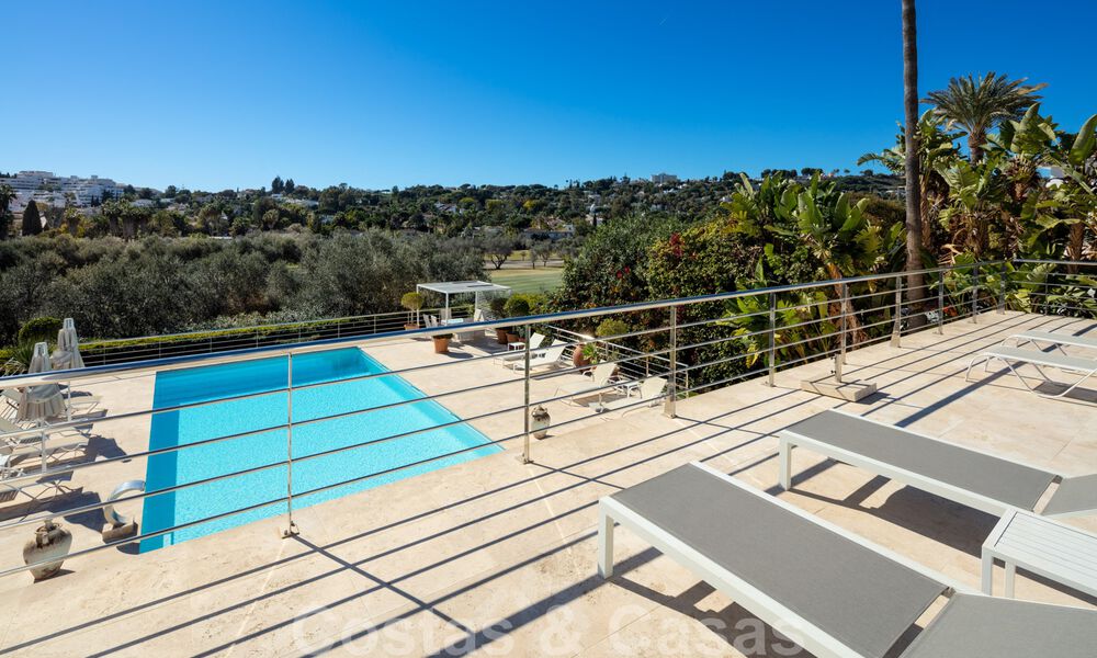 Villa de lujo contemporánea, excelentemente ubicada, en venta en una zona residencial vigilada, en primera línea de golf de Las Brisas en Nueva Andalucía, Marbella 39053