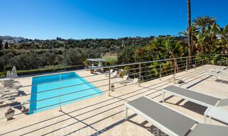 Villa de lujo contemporánea, excelentemente ubicada, en venta en una zona residencial vigilada, en primera línea de golf de Las Brisas en Nueva Andalucía, Marbella 39053 